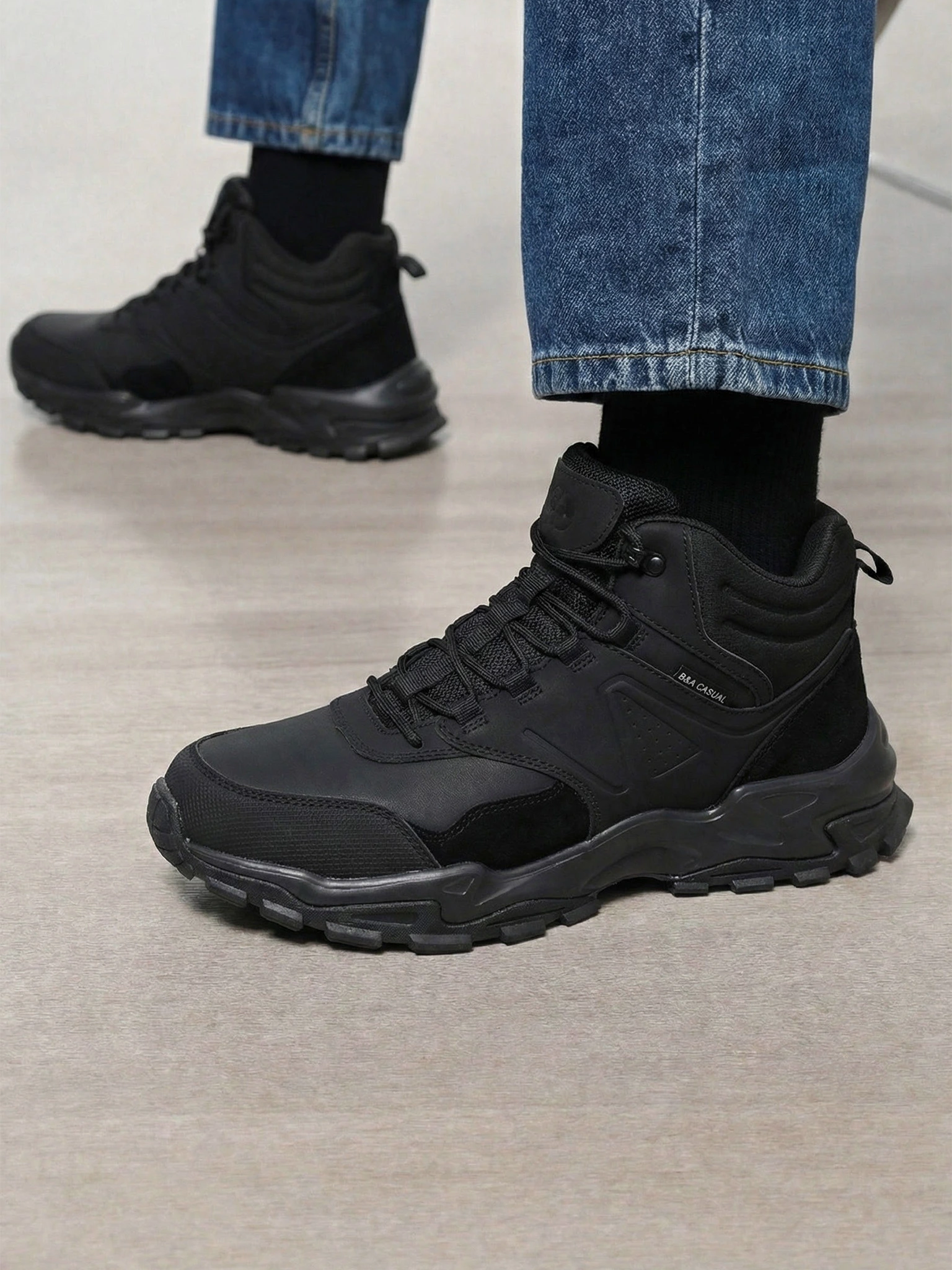 Кроссовки черного цвета комбинированные на средней объемной подошве